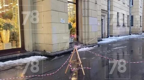 Глыба льда упала на коляску с ребенком в Санкт-Петербурге