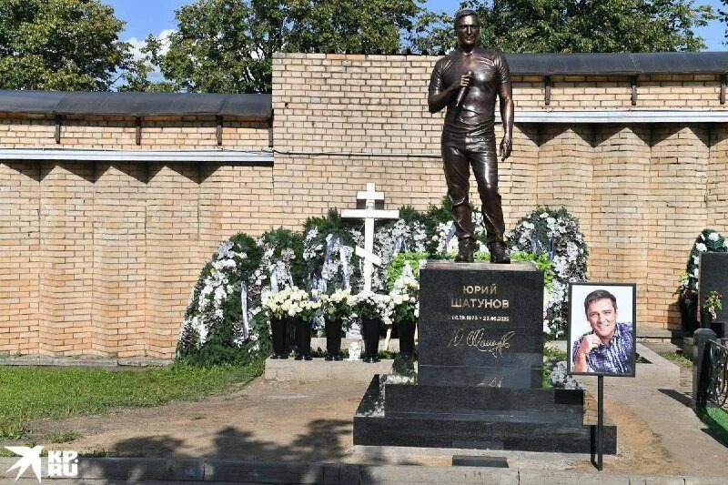Памятник Юрию Шатунову открыли на Троекуровском кладбище в Москве
