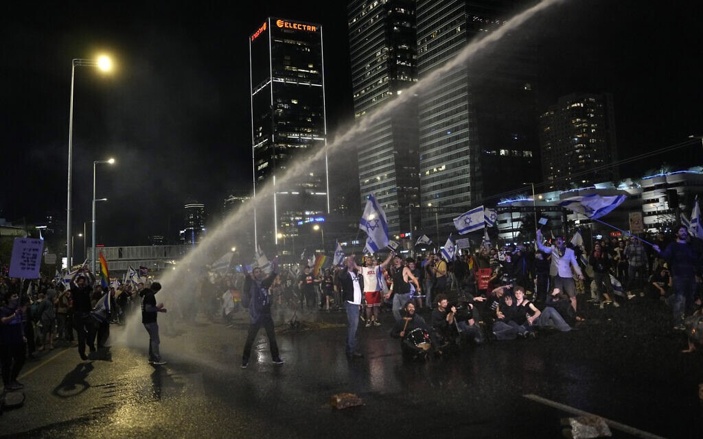 На протесты в Израиле вышли 450 тысяч человек. Полиция применила водометы
