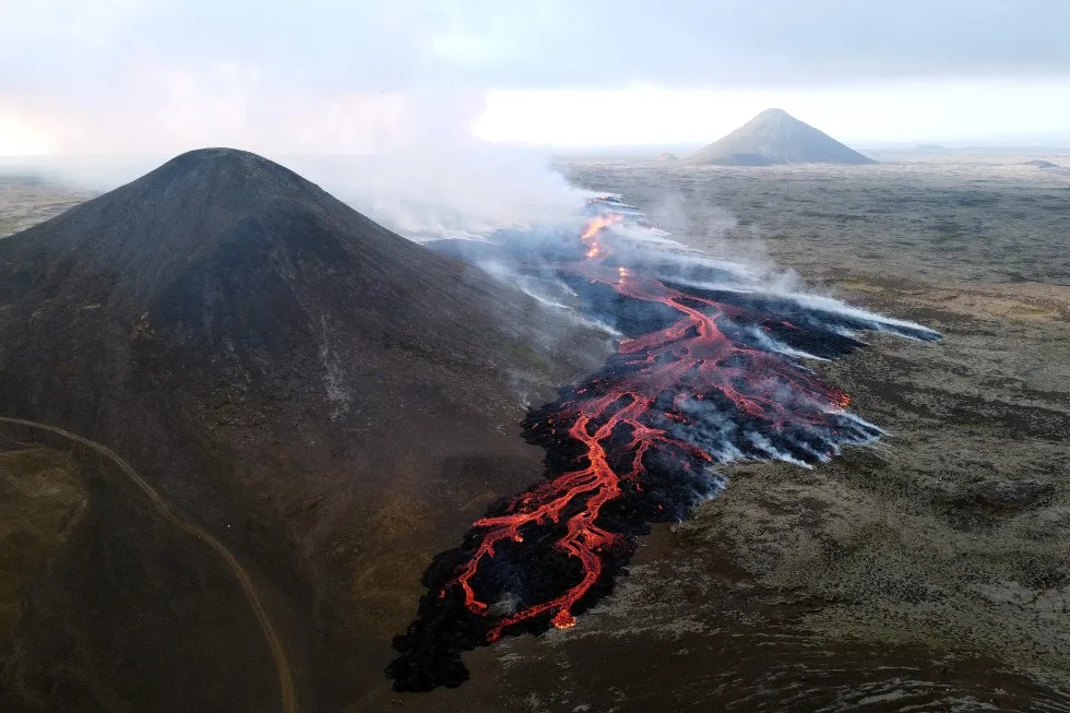 Извержение вулкана началось в 30 км от столицы Исландии