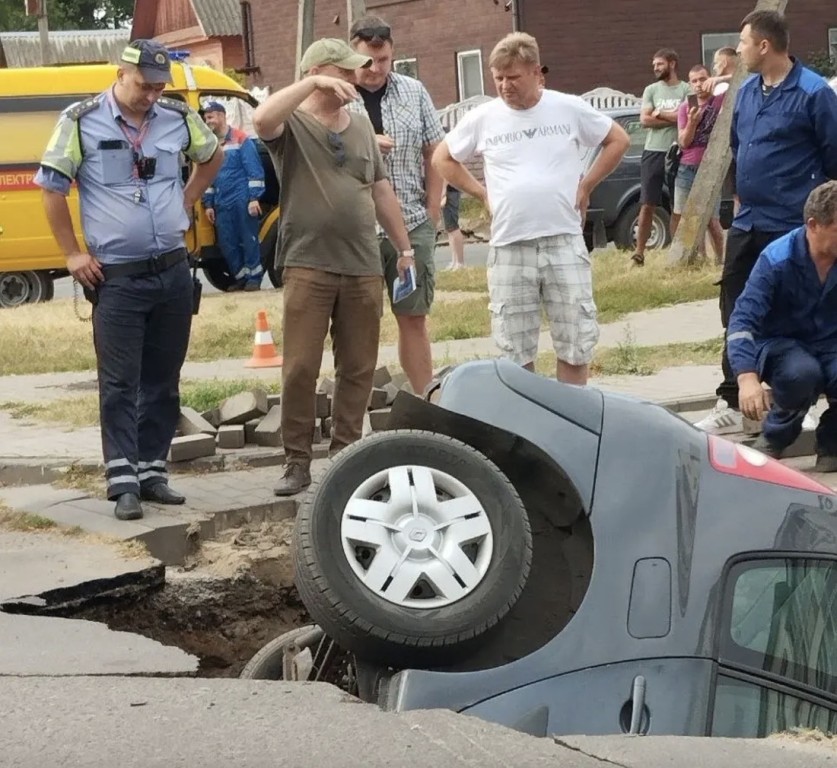 Renault провалился под землю в Бобруйске