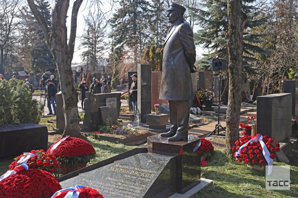 Жириновскому открыли памятник на кладбище