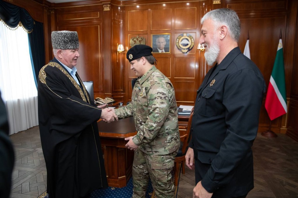 Сыну Кадырова вручили высшую награду в Карачаево-Черкессии