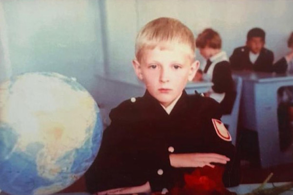 Как российские звезды выглядели в детстве на линейках 1 сентября