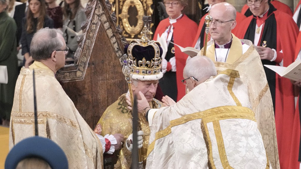 Карла III официально короновали в Вестминстерском аббатстве в Лондоне