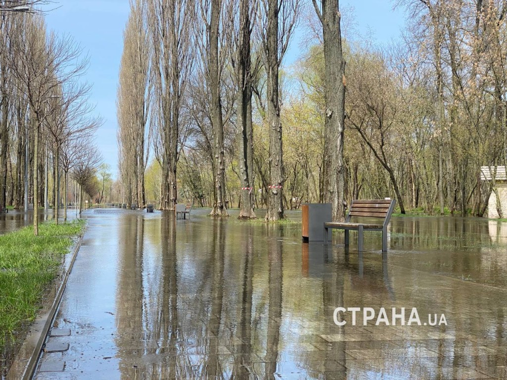 Киев уходит под воду из-за поврежденной Каховской ГЭС