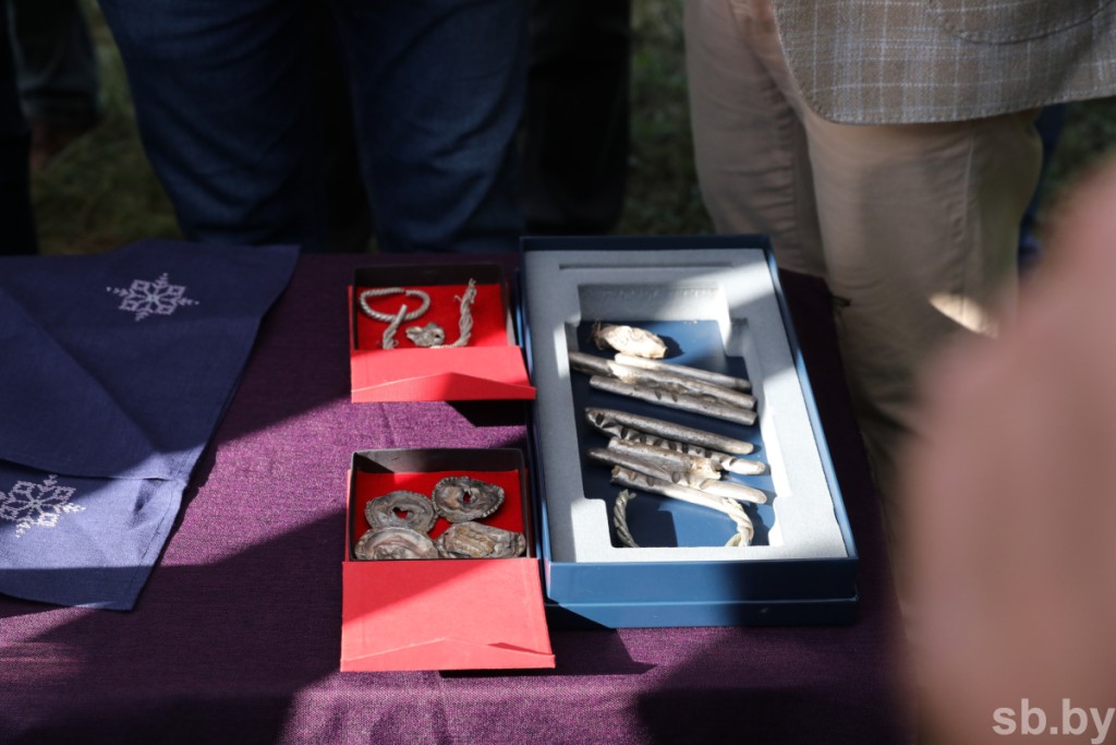 Клад из ювелирных изделий нашли археологи на реке Менке