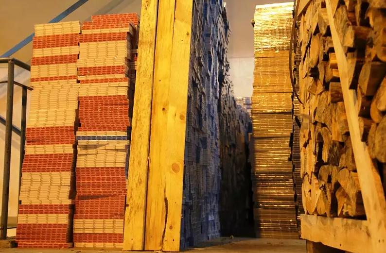 Контрабанду сигарет на миллион рублей спрятали в древесине