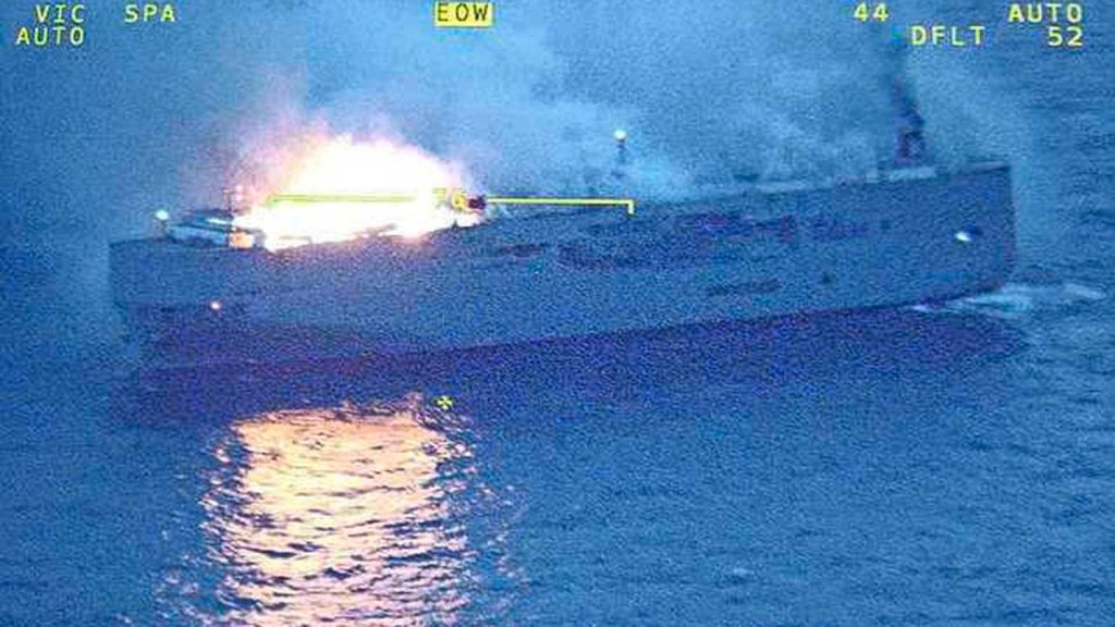 В Нидерландах горит корабль с тысячами автомобилей на борту