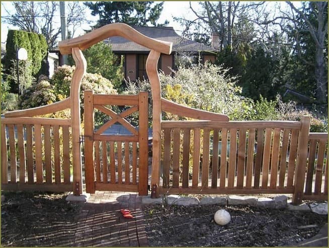 Красивые деревянные калитки для двора и сада: 45 вариантов