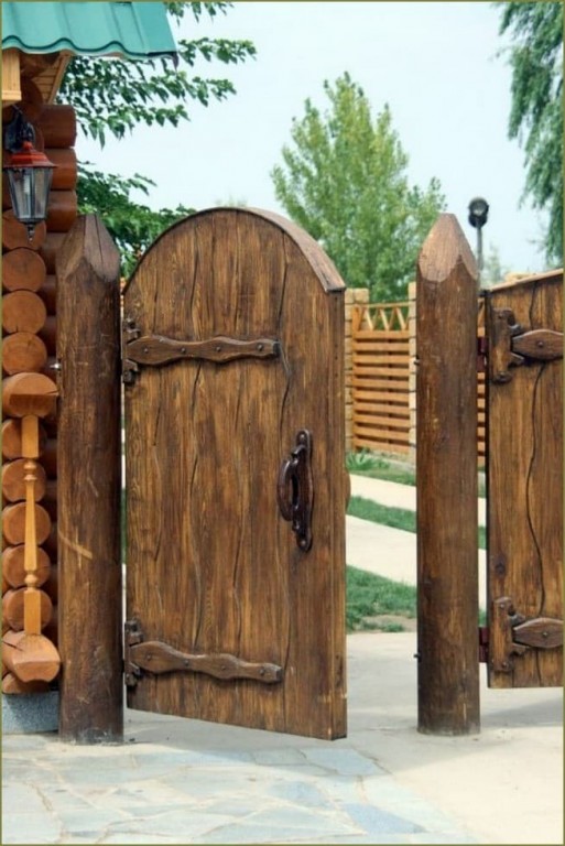 Красивые деревянные калитки для двора и сада: 45 вариантов