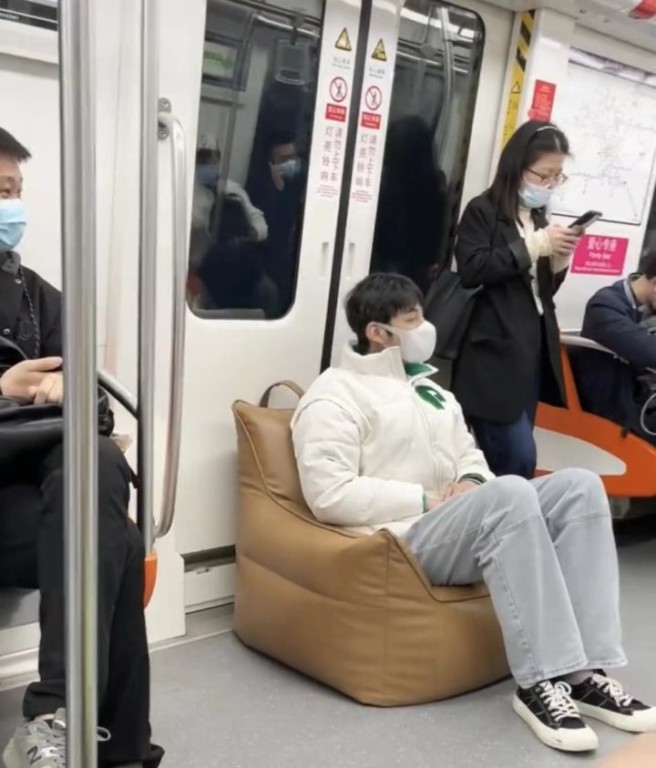 В Китае парень ходит в метро со своим креслом