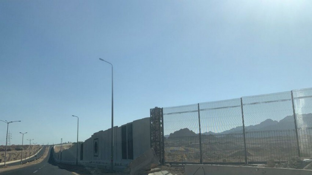 Курорт Шарм-эль-Шейх огородили огромным бетонным забором