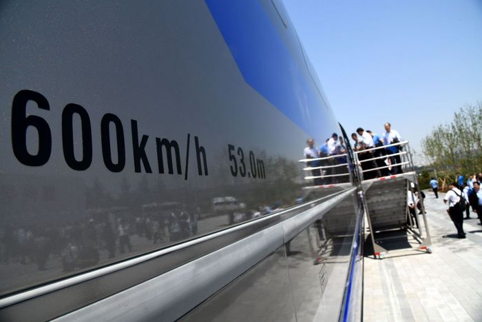 В Китае появился «левитирующий» поезд, двигающийся быстрее самолета