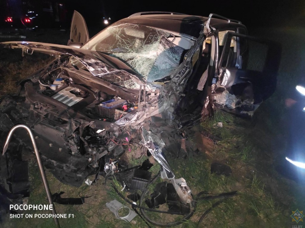 Лобовая авария под Пинском: спасатели деблокировали водителя