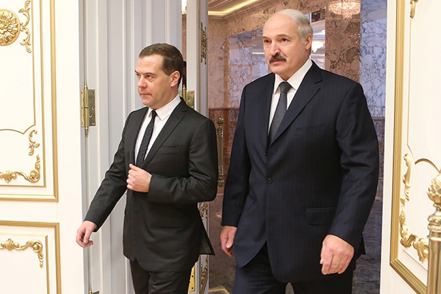 Лукашенко пытается добиться встречи с Медведевым