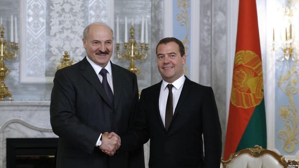 Лукашенко пытается добиться встречи с Медведевым