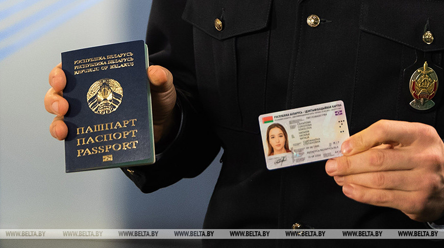 Лукашенко обсуждает готовность к введению биометрических документов