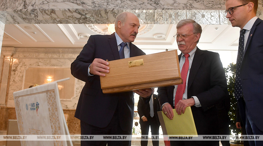 Лукашенко передал подарки Трампу и пошел убирать арбузы (видео)