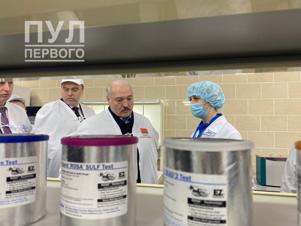 После Лукашенко на вертолете отправился в Гродно на предприятие «Молочный мир». Ему должны рассказать о финансово-хозяйственной деятельности завода и перспективах его развития.