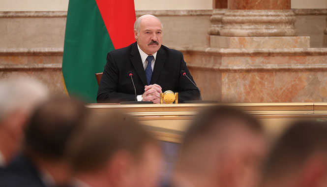 Лукашенко потребовал объединить крестьян и заставить их работать