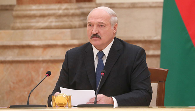 Лукашенко потребовал объединить крестьян и заставить их работать