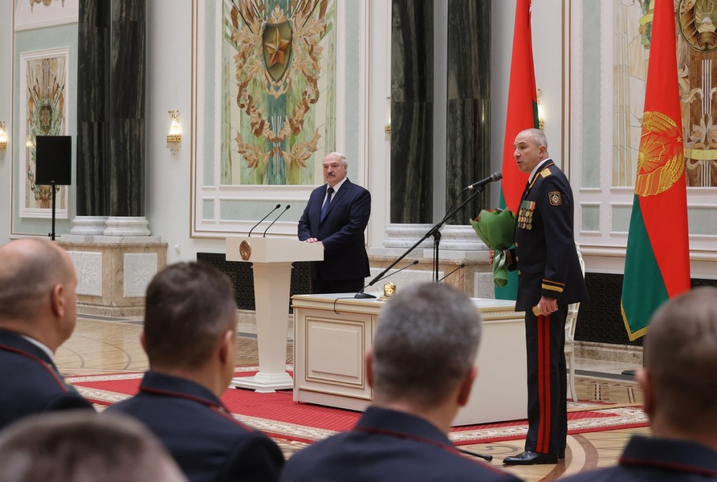 Лукашенко вручил генеральские погоны Караеву, Кубракову, Барсукову и Грибу
