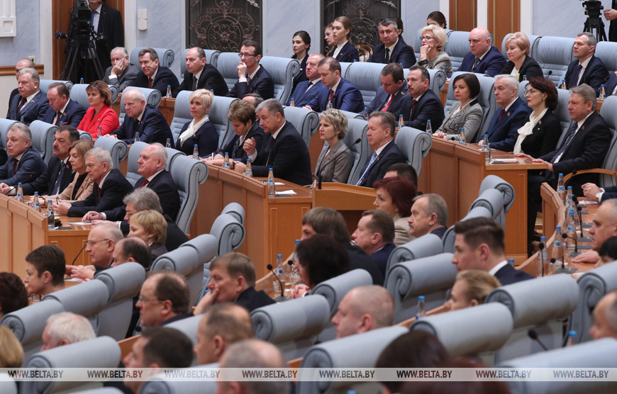 Лукашенко встретился с депутатами обоих созывов и вручил им награды