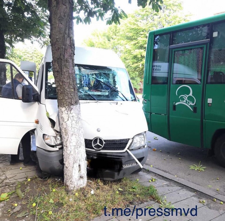 Маршрутка врезалась в дерево в Барановичах: есть пострадавшие
