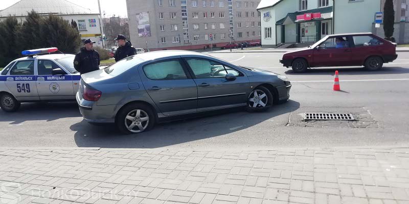 Машина въехала в людей на остановке в Волковыске (видео)
