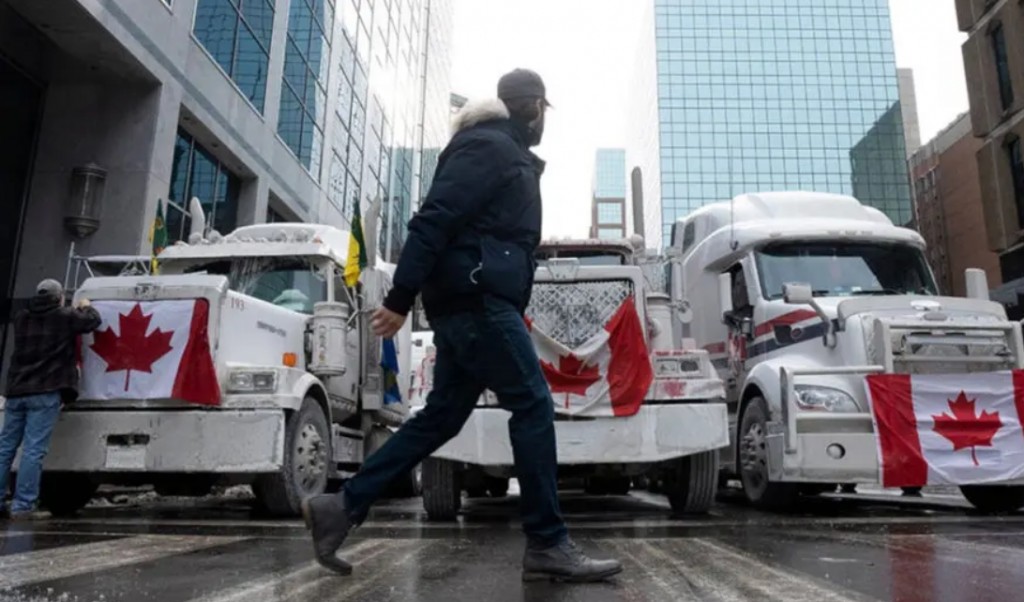 Мэр столицы Канады ввел чрезвычайное положение из-за протестов дальнобойщиков