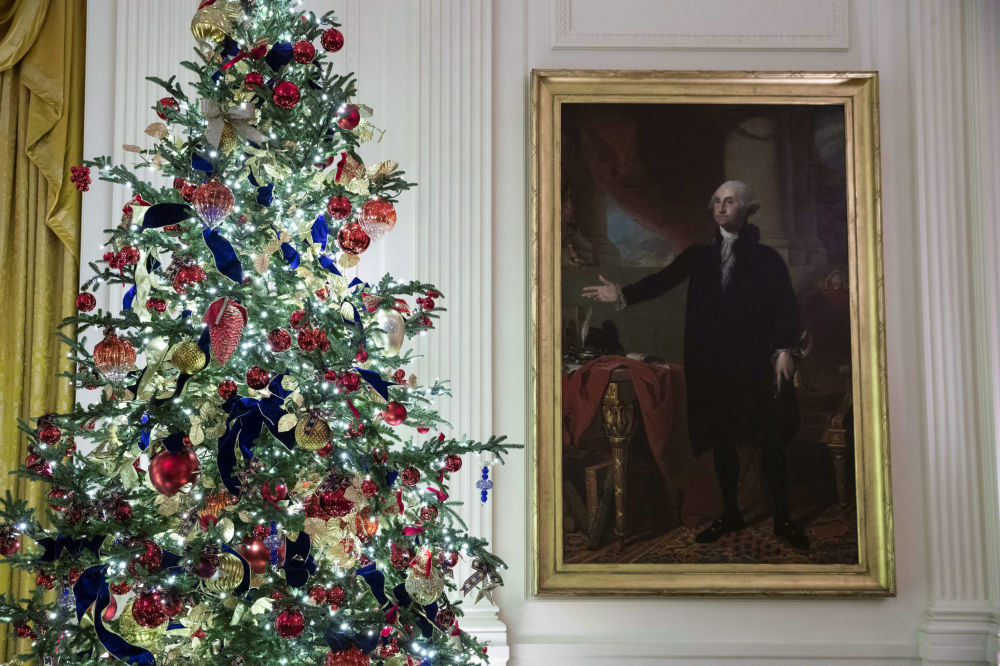 Мелания Трамп показала, как Белый дом украсили к Новому году