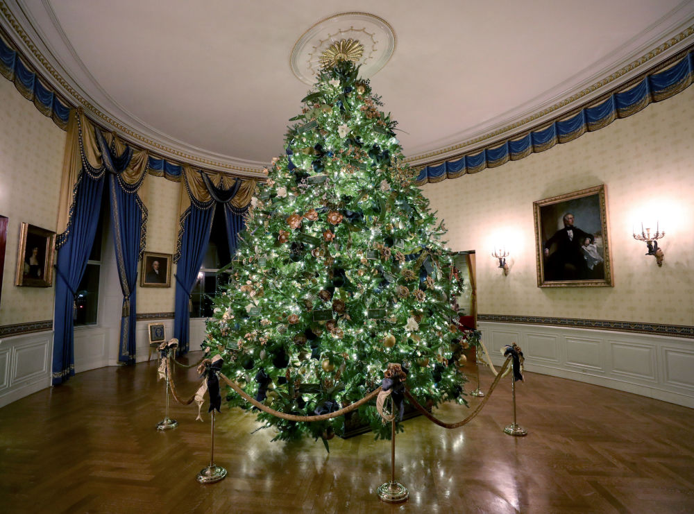 Мелания Трамп показала, как Белый дом украсили к Новому году
