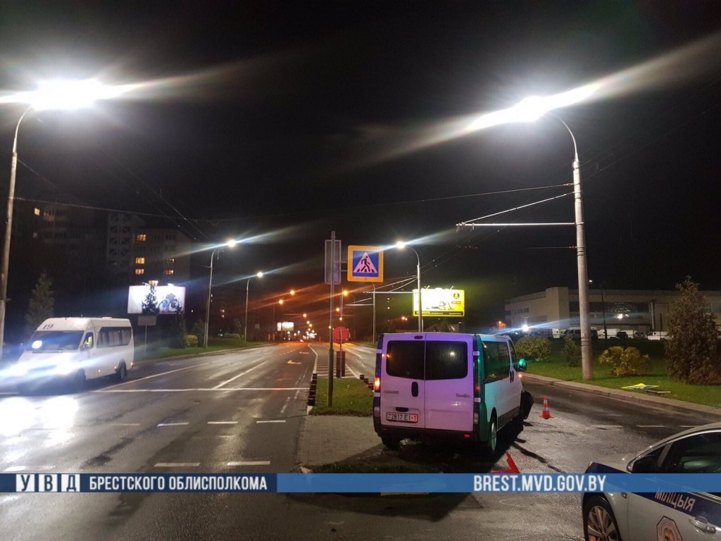 Микроавтобус снес светофор в Бресте