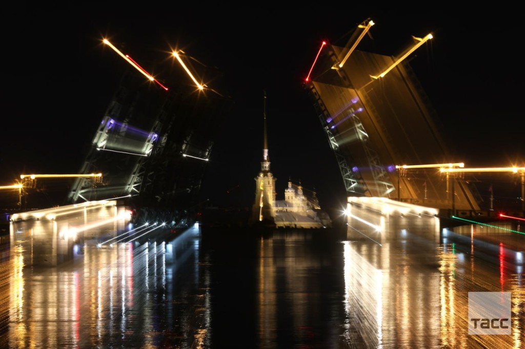 Туристы на старт: в Санкт-Петербурге начали разводить мосты