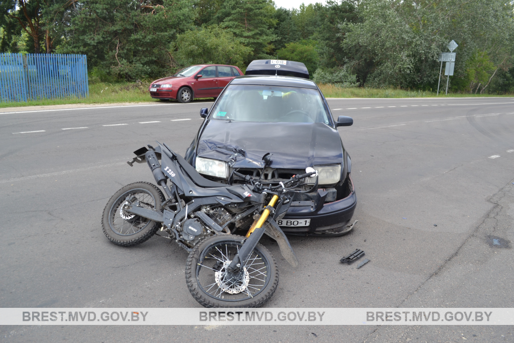 Мотоцикл и легковушка столкнулись лоб в лоб в Бресте