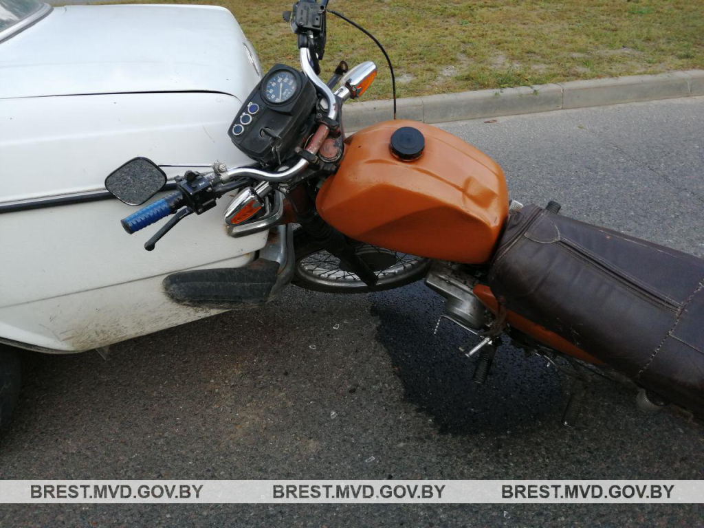Мотоциклист попал в реанимацию после аварии в Микашевичах