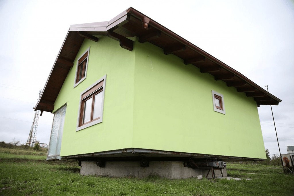 Мужчина построил вращающийся дом, чтобы у жены был разнообразный вид из окна