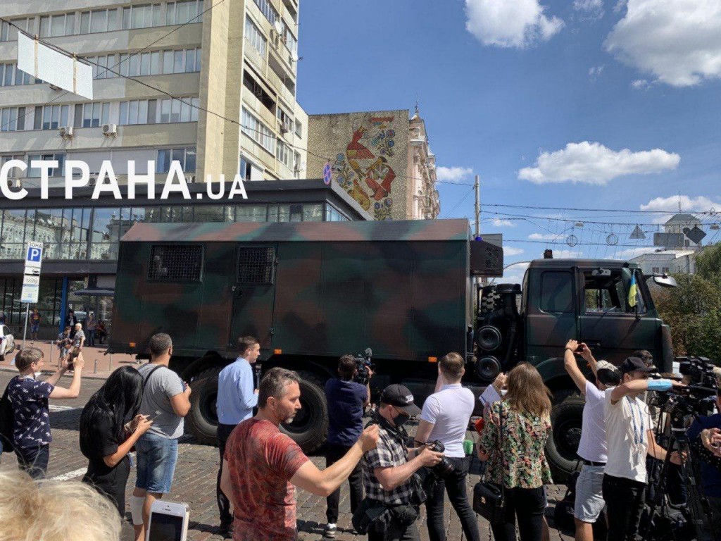 Мужчина захватил банк в Киеве и угрожает его взорвать (видео)