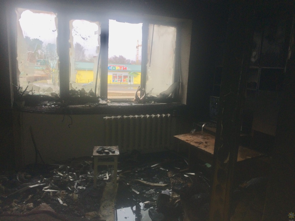 Мужчину спасли из горящей квартиры в Добруше