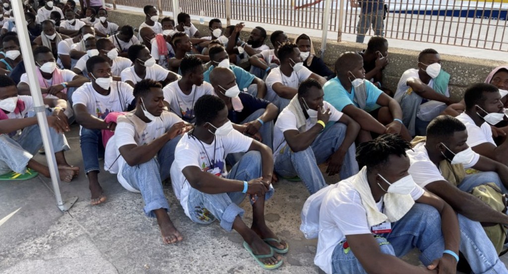 На итальянском острове Лампедуза беженцев стало больше местных жителей