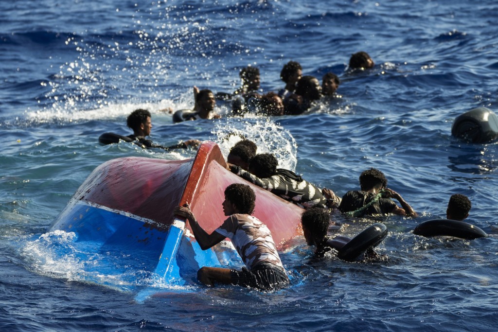 На итальянском острове Лампедуза беженцев стало больше местных жителей