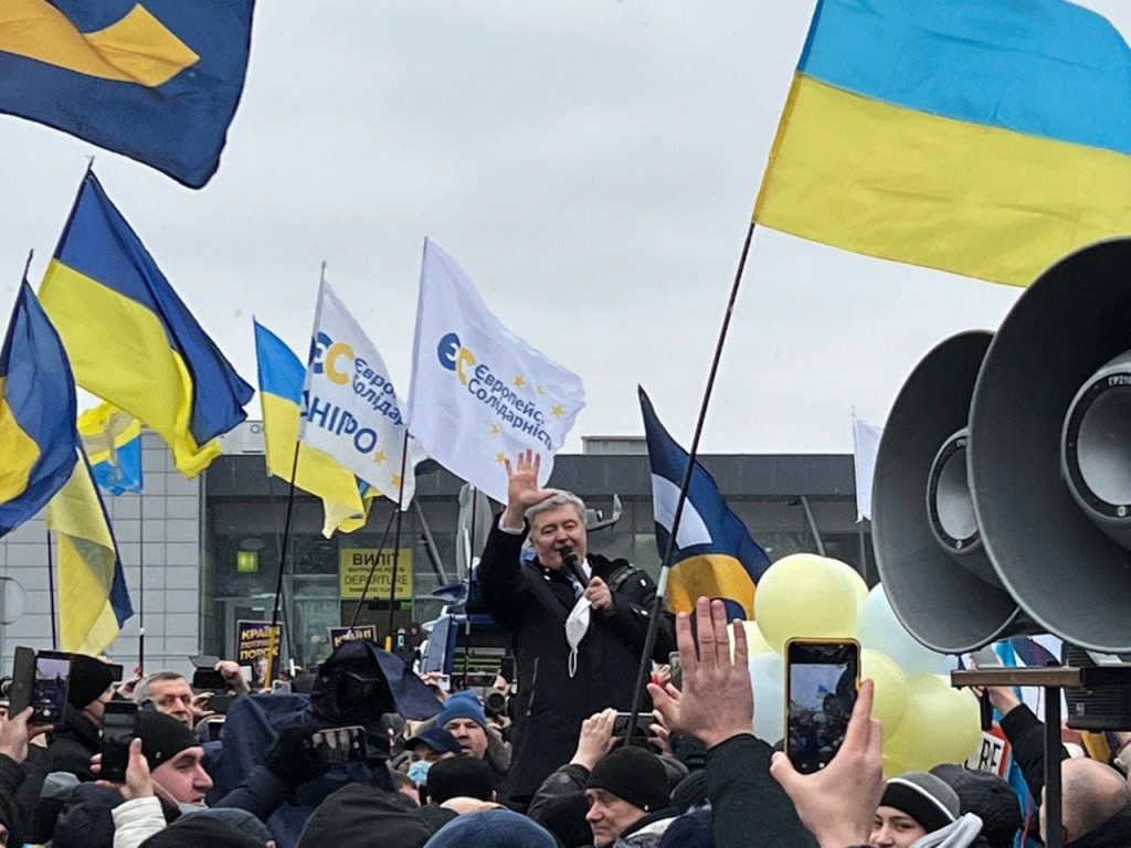 Порошенко прилетел в Киев на суд о госизмене