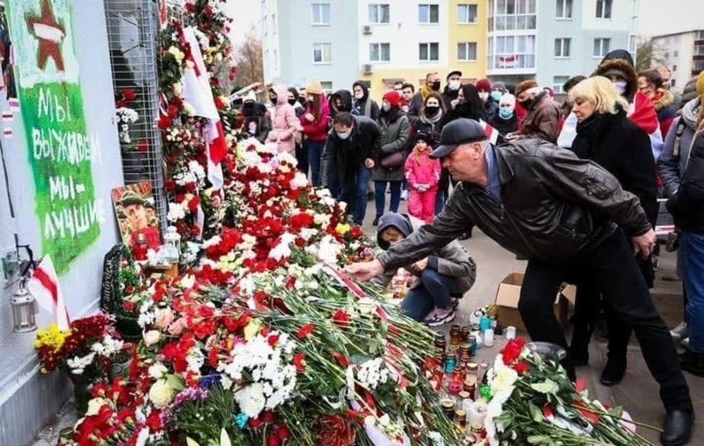 На «Площади Перемен» установили палатки для охраны мемориала Романа Бондаренко