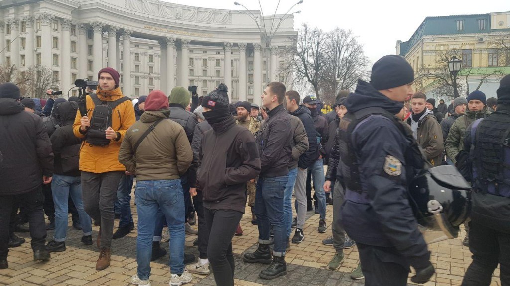 Петарды, яйца и балаклавы. Как националисты и антифашисты схлестнулись в центре Киева