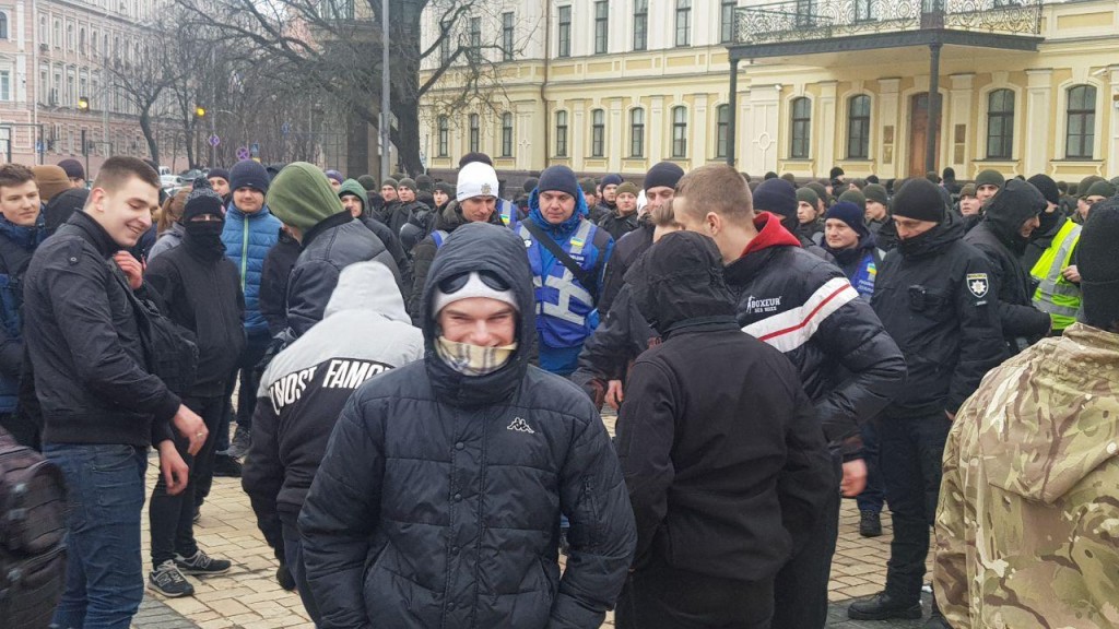 Петарды, яйца и балаклавы. Как националисты и антифашисты схлестнулись в центре Киева