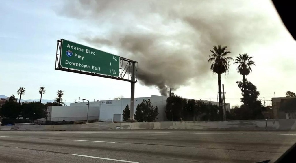 В Лос-Анджелесе сгорел двухэтажный ангар с марихуаной, город накрыло конопляным дымом