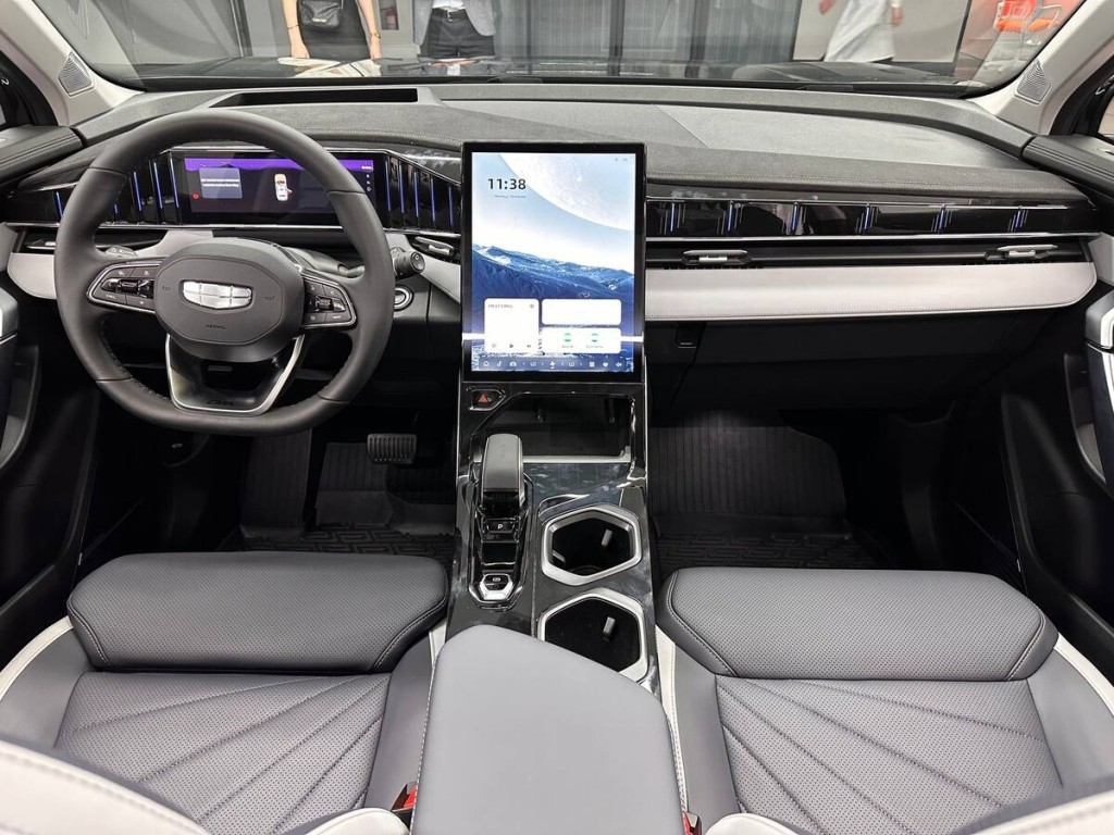 Названа цена нового Geely Atlas L в Беларуси