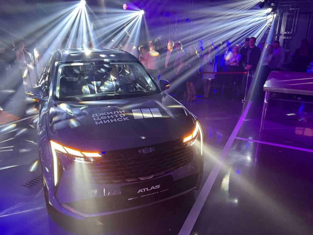 Названа цена нового Geely Atlas L в Беларуси