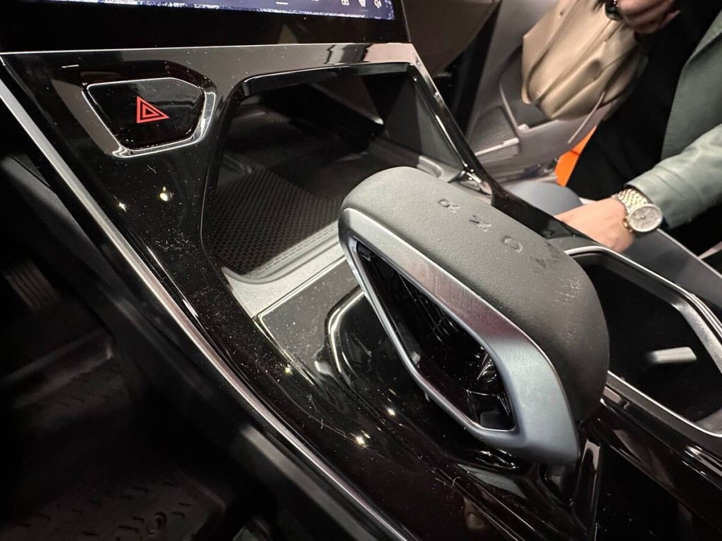Названа цена нового Geely Atlas L в Беларуси